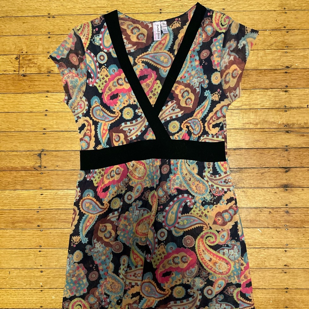 Sweet pea top, v neck, paisley, detailed